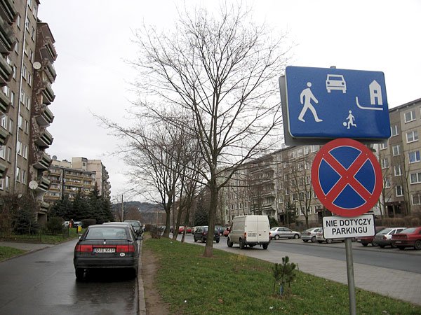 Mieszkańcy ignorują znaki zakazu parkowania i zatrzymywania się.