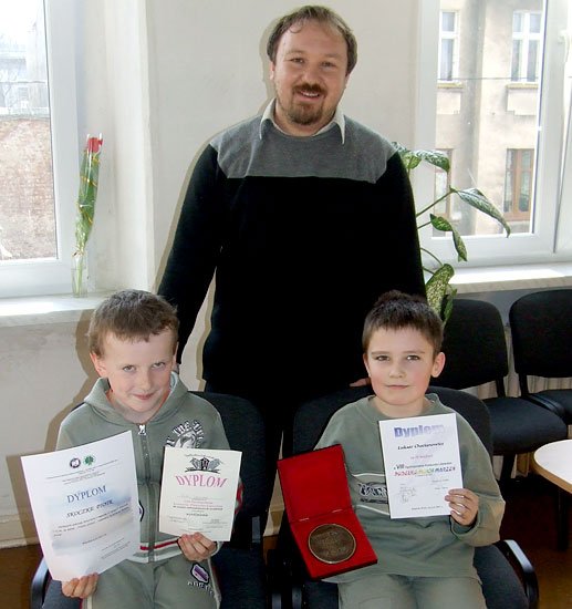 Piotr i Łukasz z wychowawcą Piotrem Grosmanem.