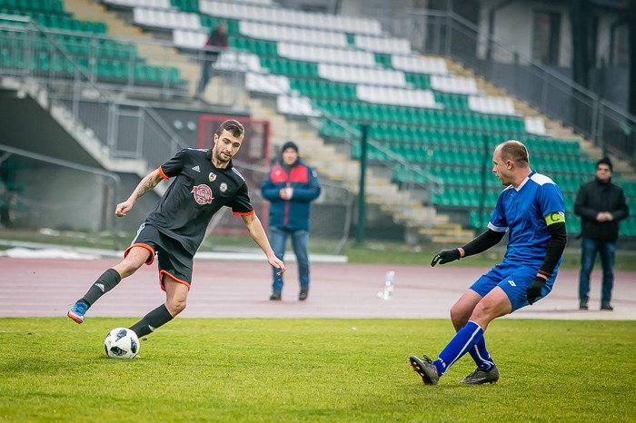 pub-gol-czerwona-latarnia-78334