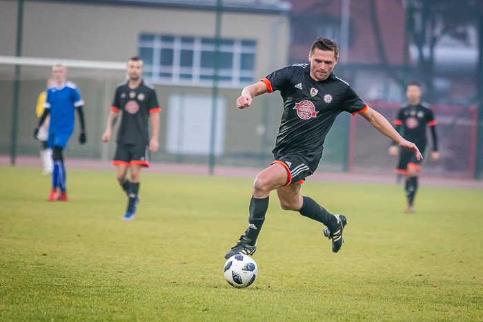 pub-gol-czerwona-latarnia-78334