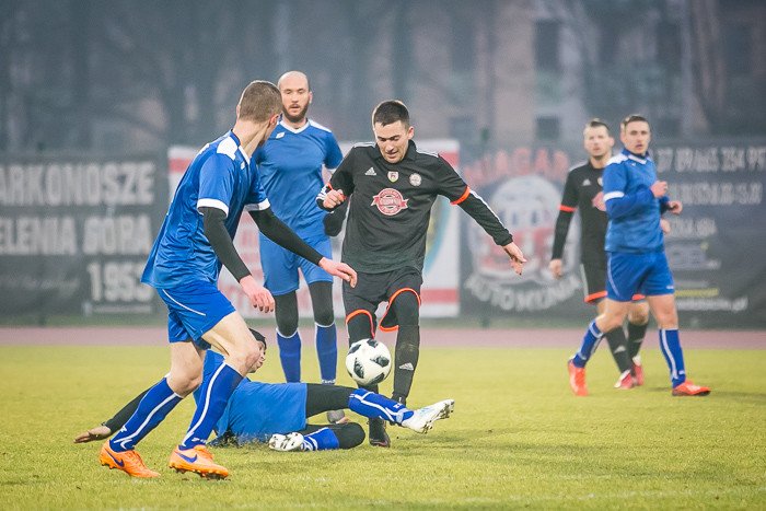 pub-gol-czerwona-latarnia-78334