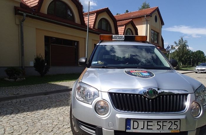 straznicy-miejscy-pomoga-odpalic-auto-78439