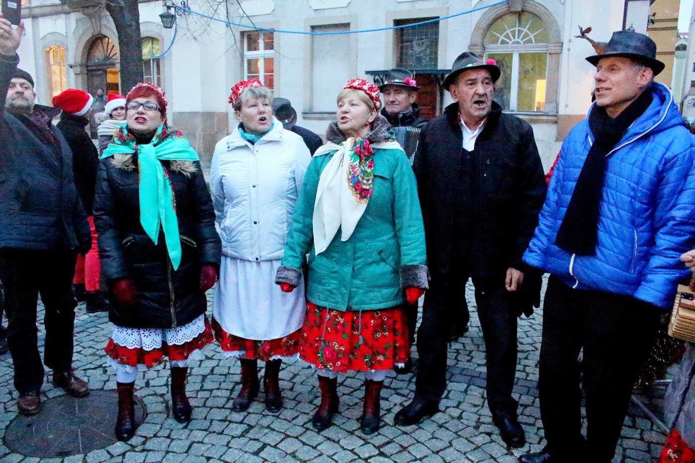 choinka-juz-oswietlona-78570