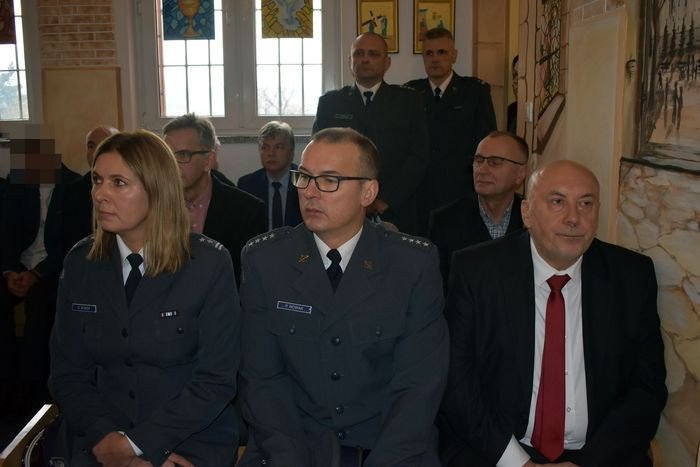 biskup-odwiedzi-wiezniow-w-areszcie-78585