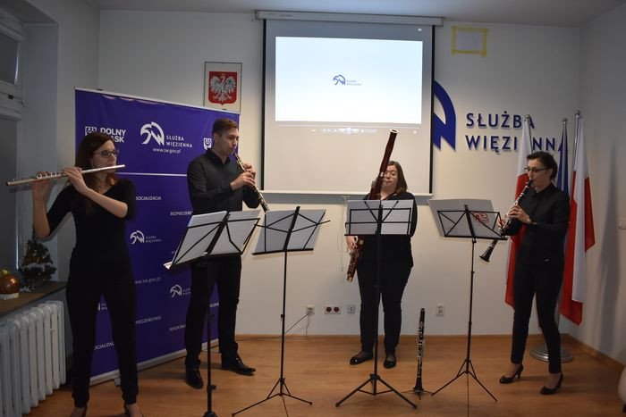 biskup-odwiedzi-wiezniow-w-areszcie-78585