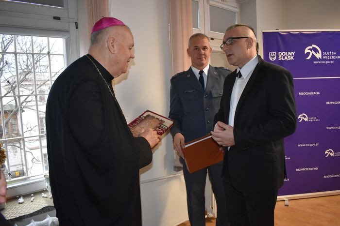 biskup-odwiedzi-wiezniow-w-areszcie-78585