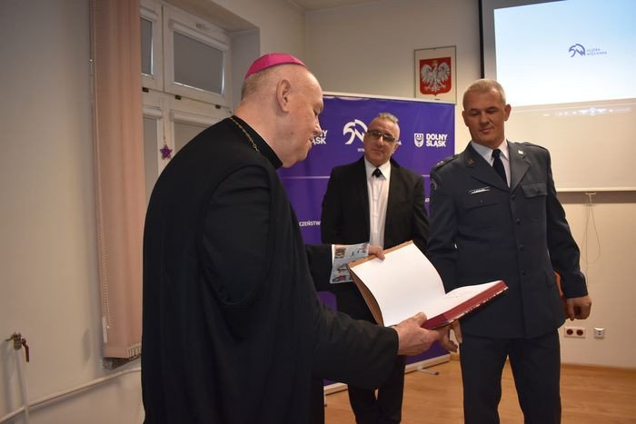 biskup-odwiedzi-wiezniow-w-areszcie-78585