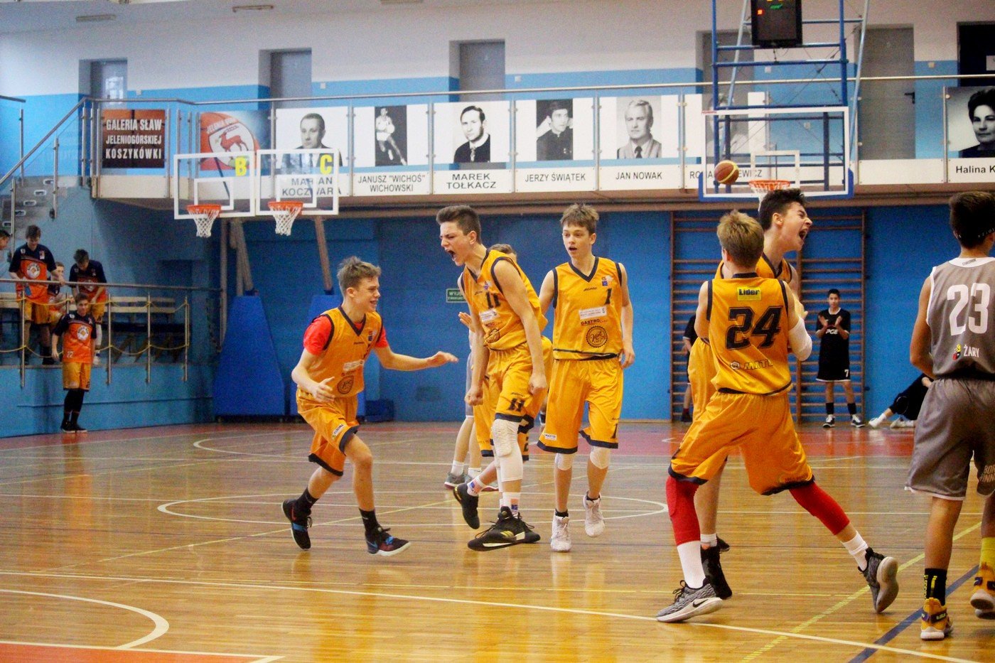niesamowite-zwroty-akcji-78643