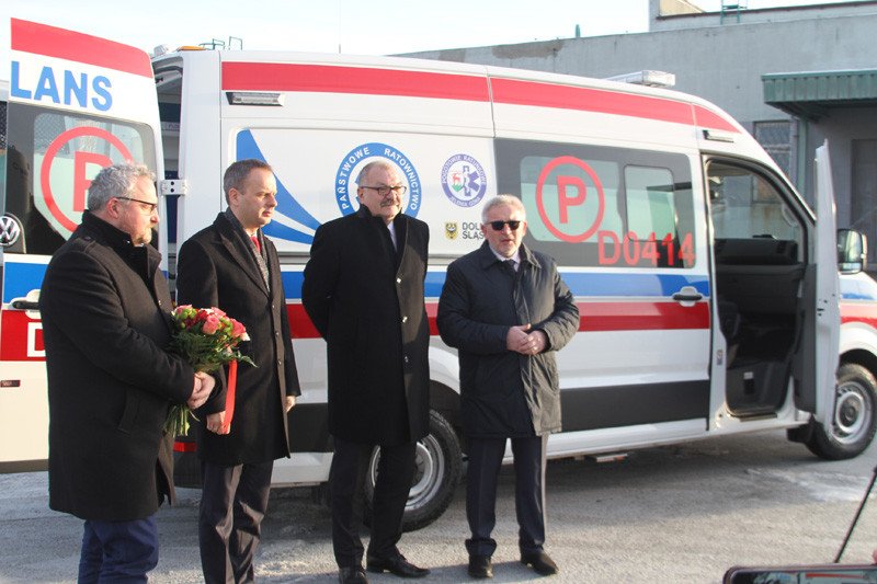 nowoczesna-karetka-w-swiatecznym-prezencie-78797