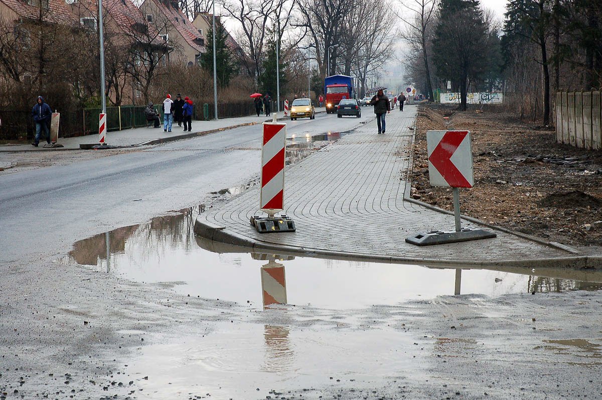 Ulica Lubańska zmienia się, zdaniem ciepliczan, zbyt wolno.