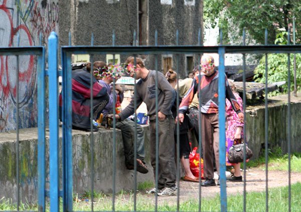 Taki obrazek to normalność w podwórkach kamienic w centrum Jeleniej Góry.