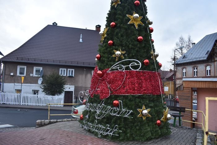 choinka-w-sobieszowie-tonie-w-ciemnosciach-78937