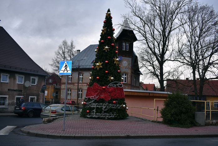 choinka-w-sobieszowie-tonie-w-ciemnosciach-78937