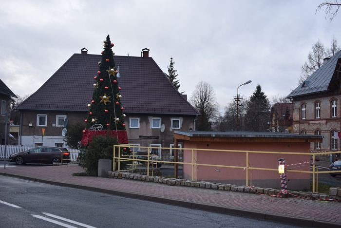 choinka-w-sobieszowie-tonie-w-ciemnosciach-78937
