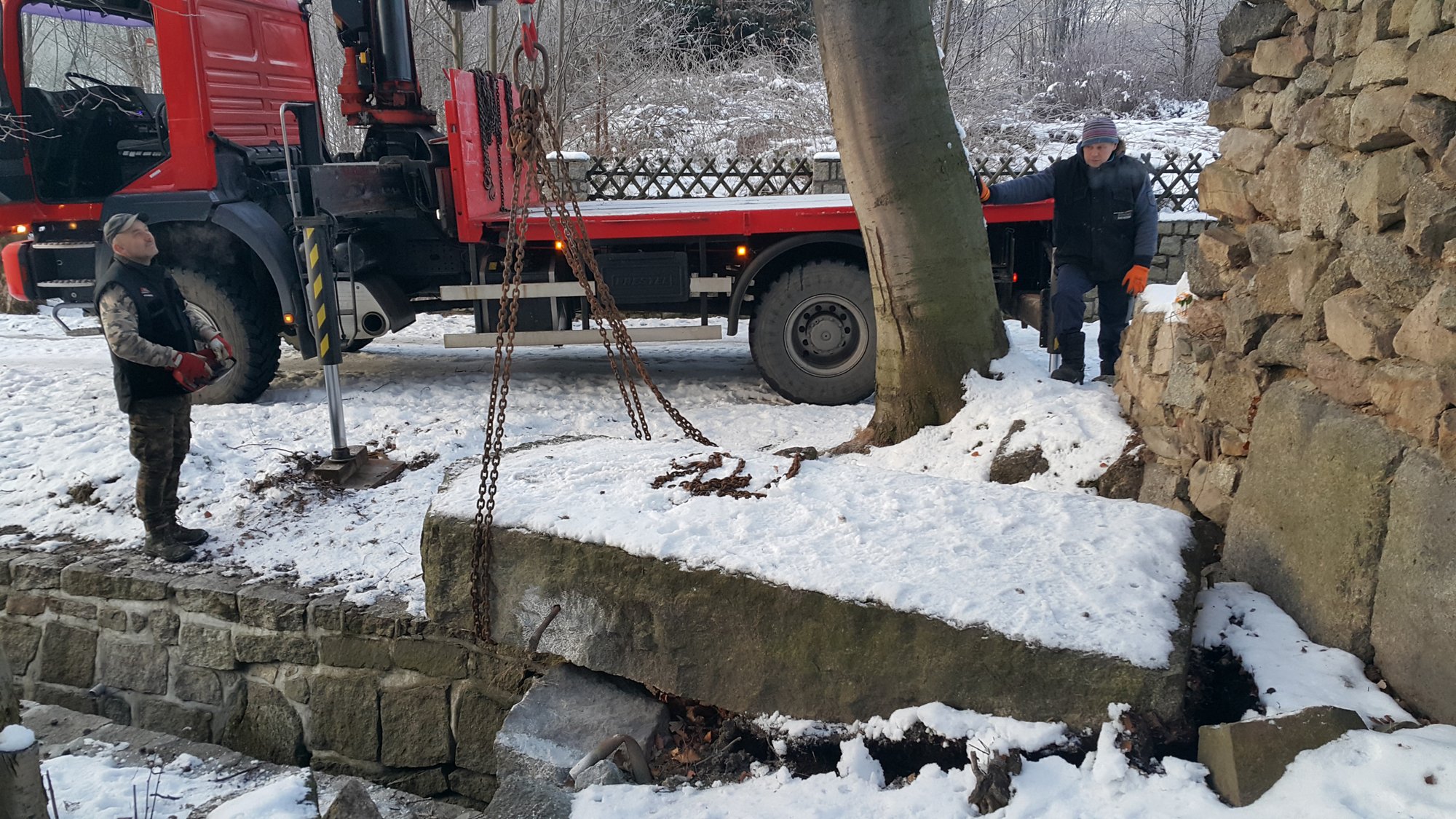 pomnik-znowu-stoi-79262