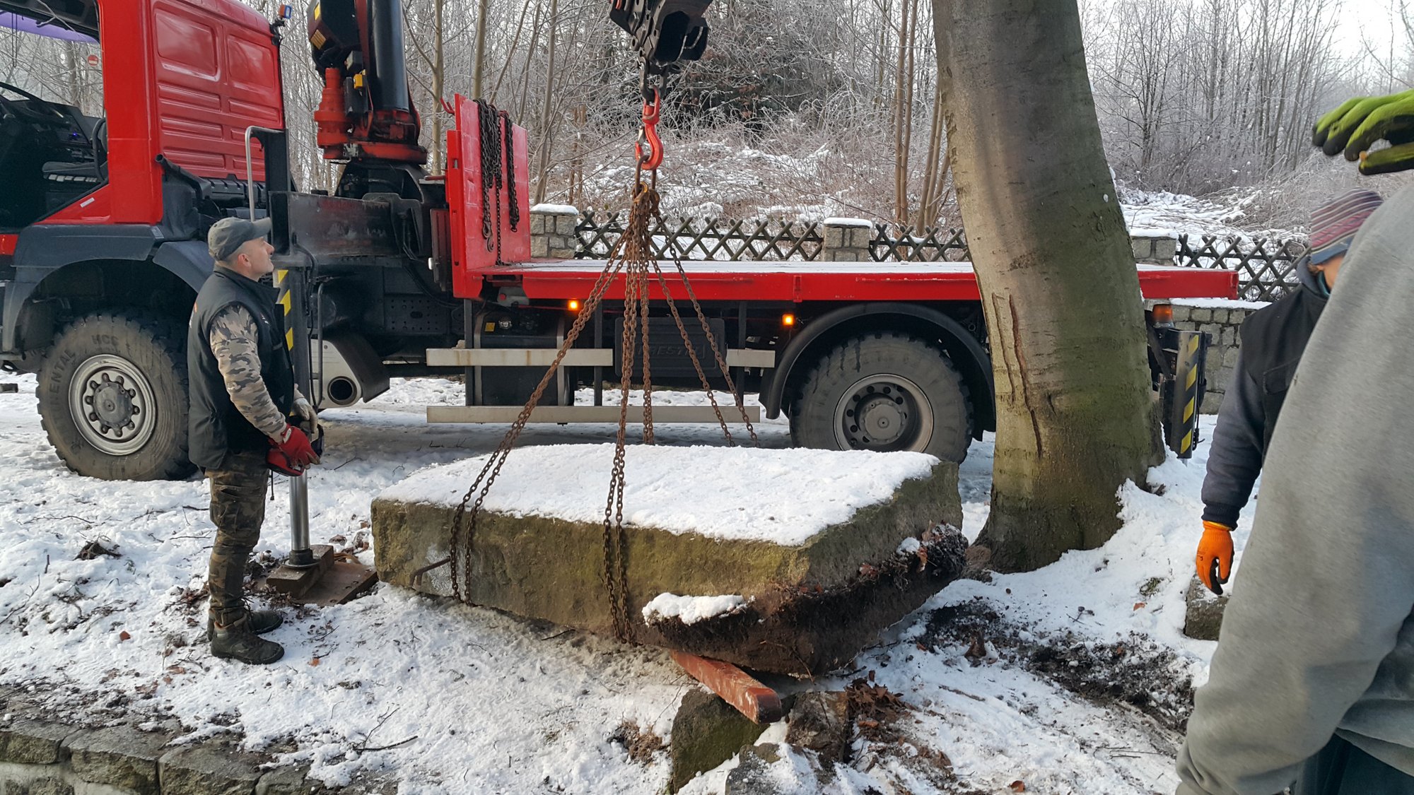 pomnik-znowu-stoi-79262