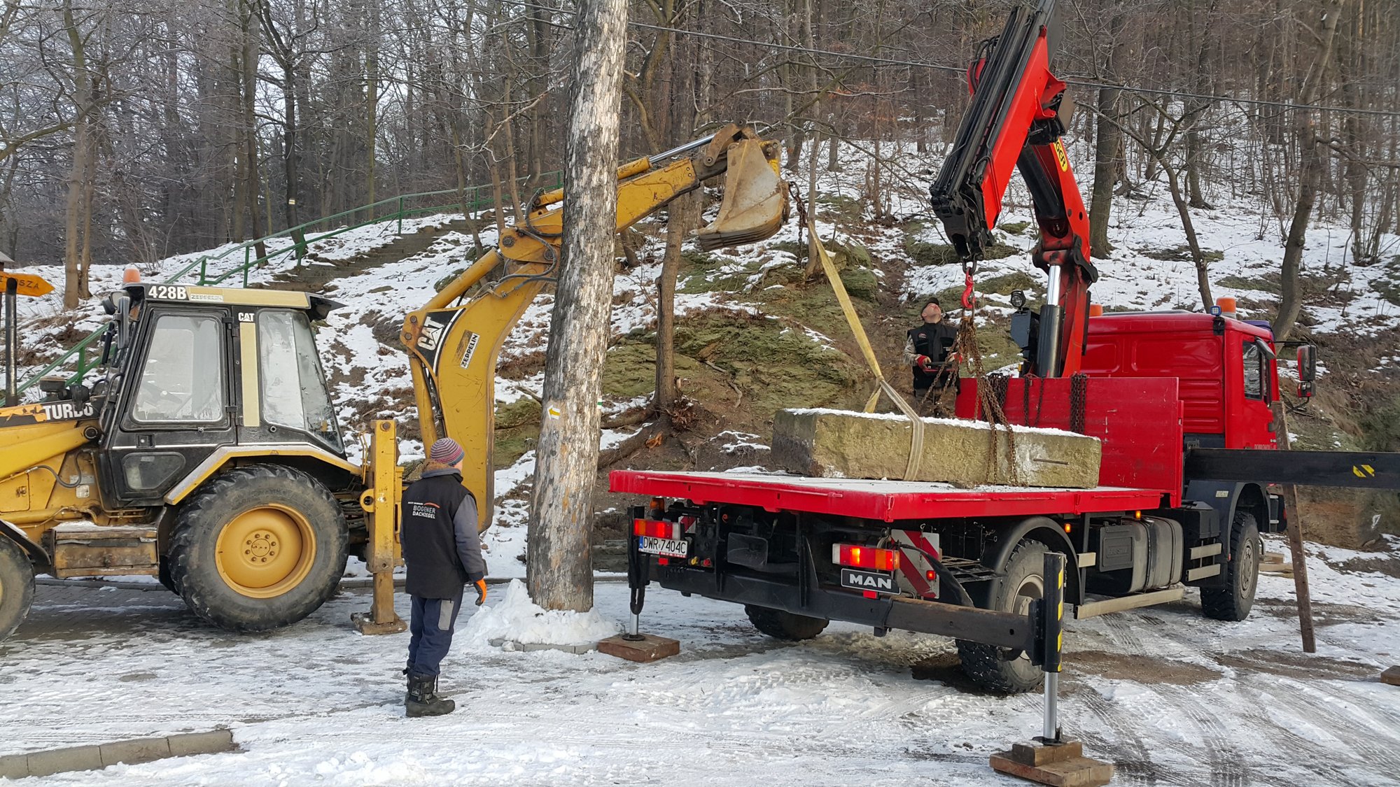 pomnik-znowu-stoi-79262