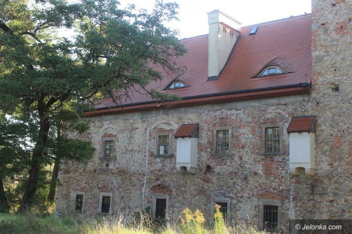 dwor-czarne-nadal-czeka-79317