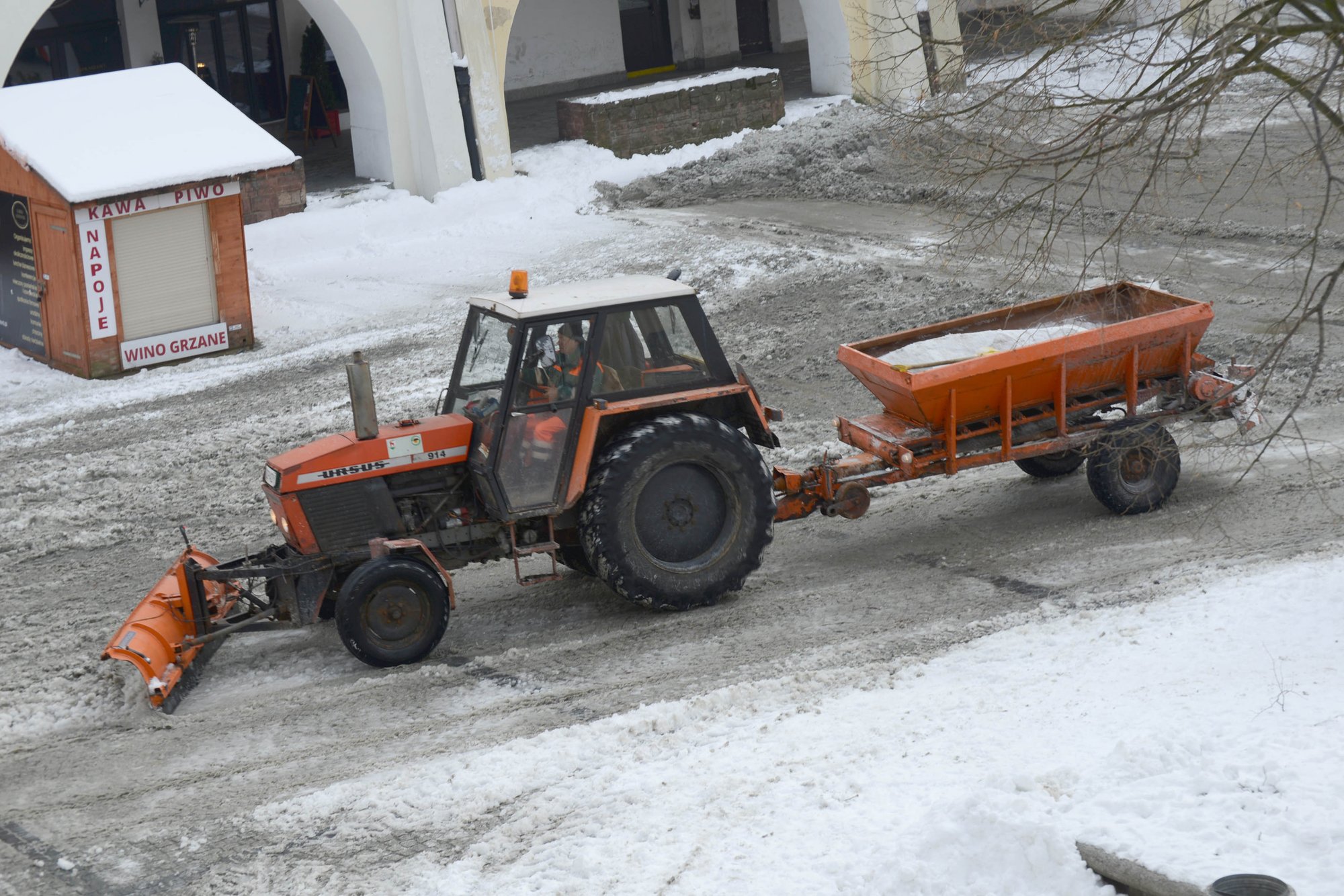 ciemna-maczka-dzisiaj-na-placu-ratuszowym-79580