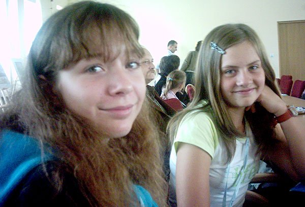 Natalia i Anita cieszą się z wyróżnienia.