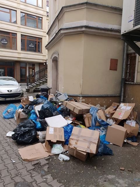ktos-podrzuca-smieci-79874