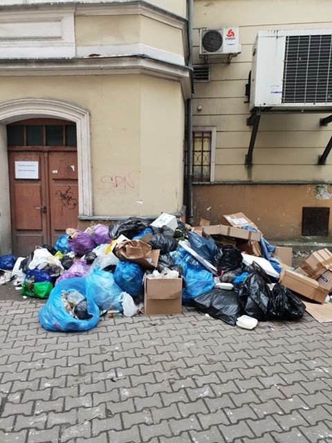 ktos-podrzuca-smieci-79874
