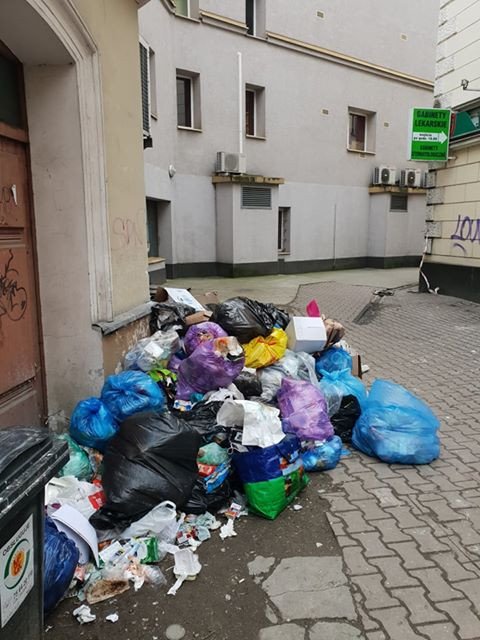 ktos-podrzuca-smieci-79874