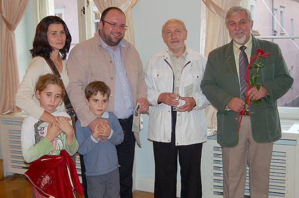 Janusz Pytel (pierwszy z prawej)podczas jaworskiego wernisażu.
