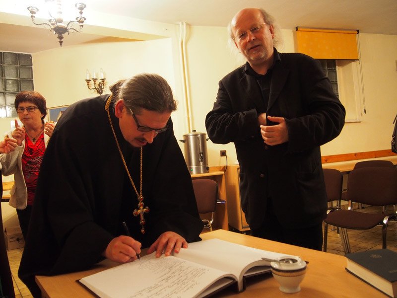 Ks. Bazyli Sawczuk (po lewej)/fot. Internet