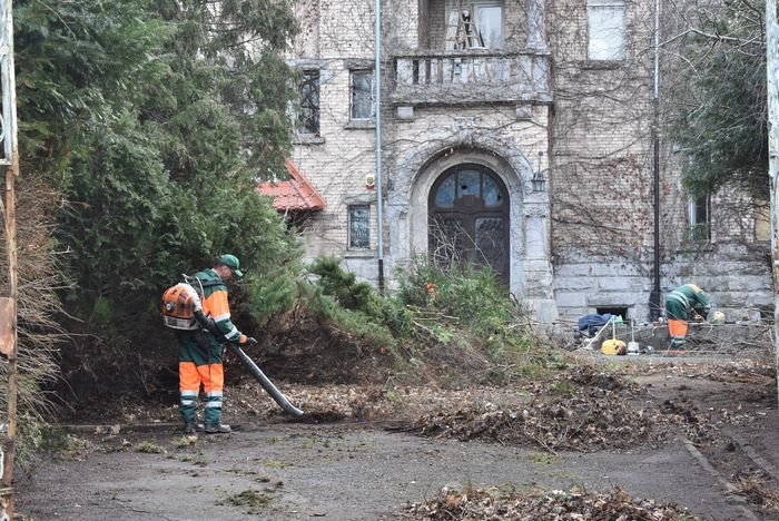 trwa-porzadkowanie-parku-przy-zameczku-80035