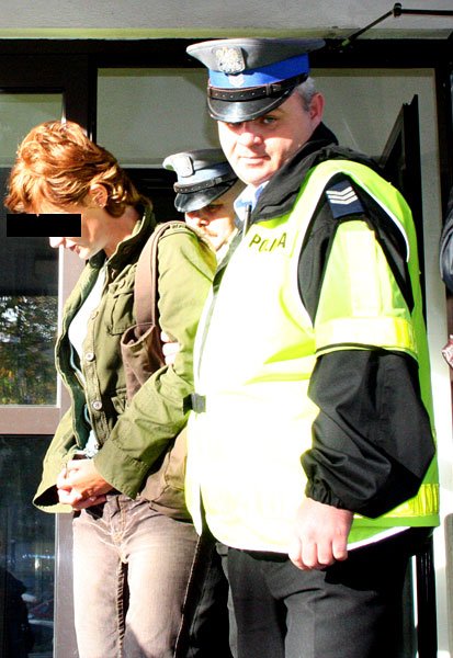Patrycja G. wyprowadzana przez policjantów z komisariatu przy ul. Armii Krajowej.