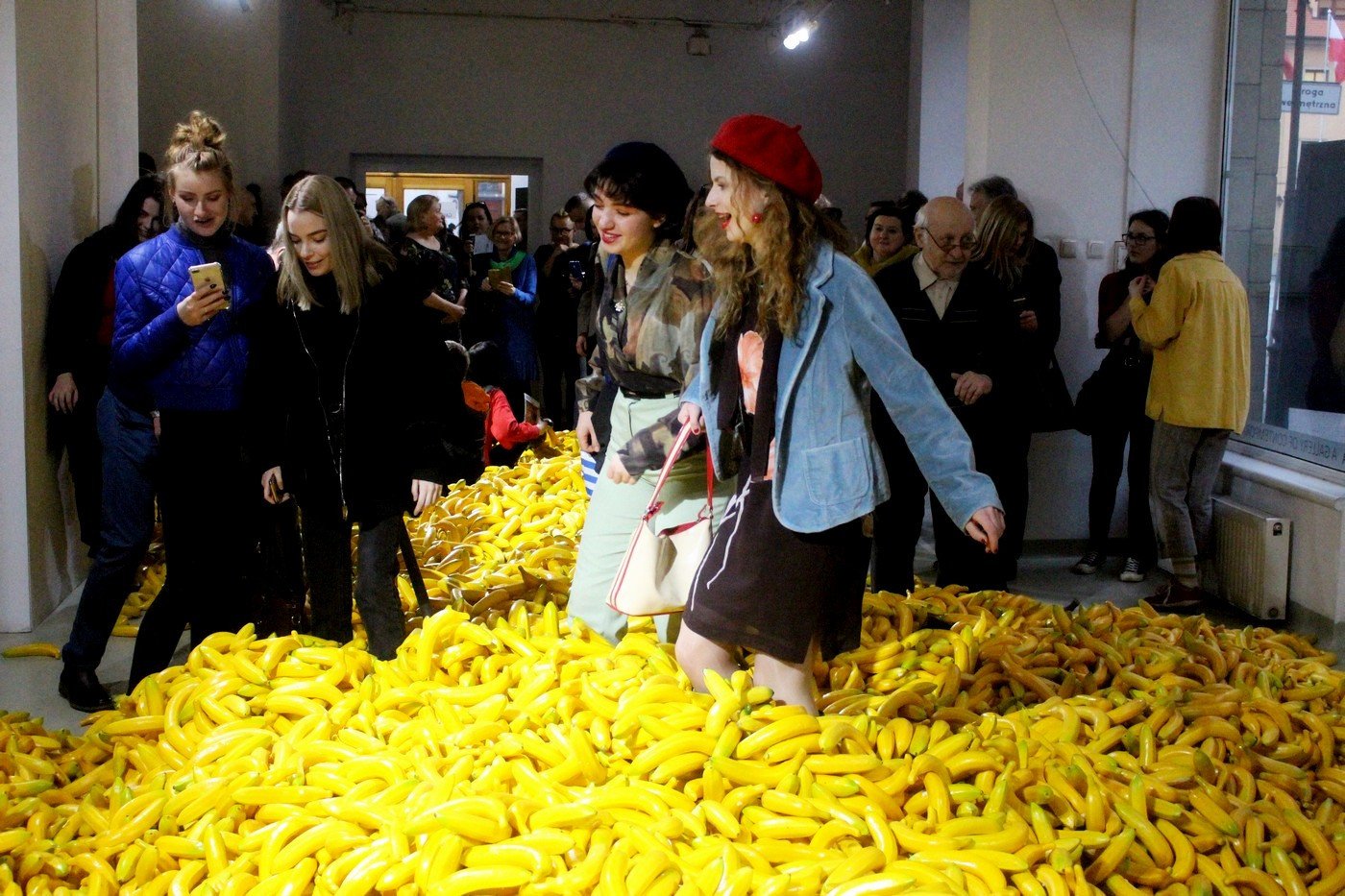 selfie-w-bananach-wystawa-w-bwa-80259