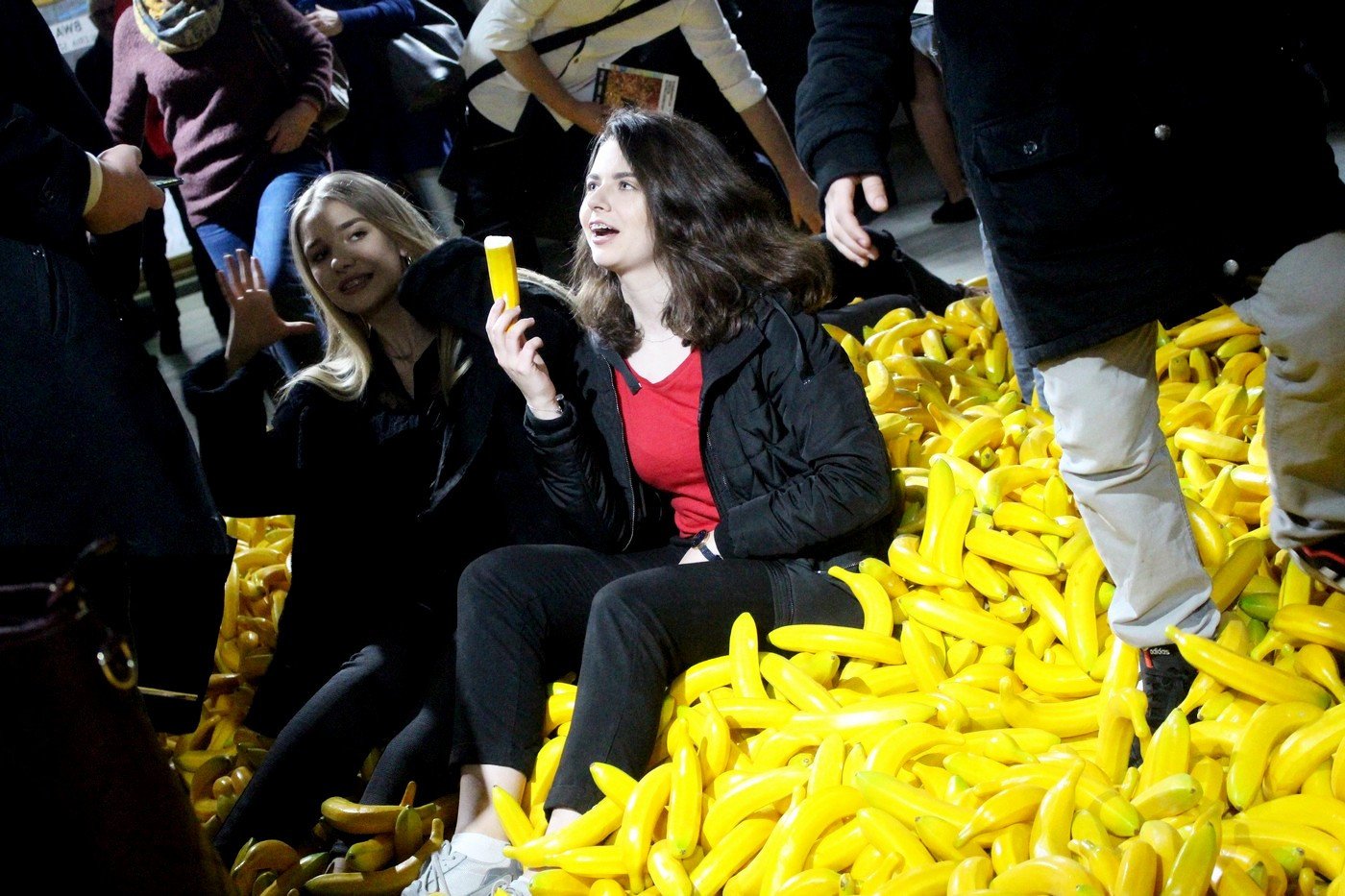 selfie-w-bananach-wystawa-w-bwa-80259