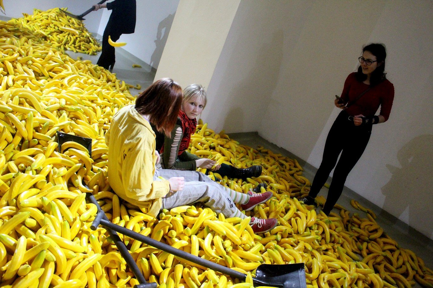 selfie-w-bananach-wystawa-w-bwa-80259