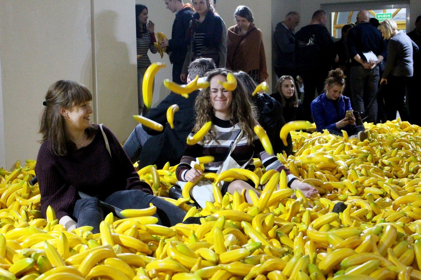 selfie-w-bananach-wystawa-w-bwa-80259