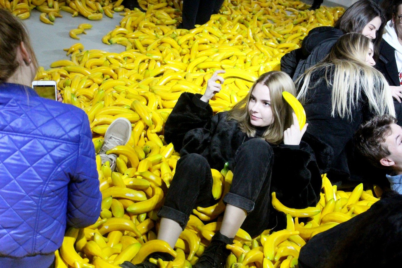 selfie-w-bananach-wystawa-w-bwa-80259