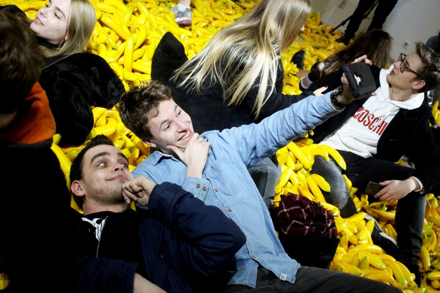selfie-w-bananach-wystawa-w-bwa-80259