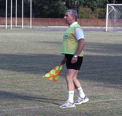 Zygmunt Jankowski w nietypowej dla siebie roli sędziego bocznego.
