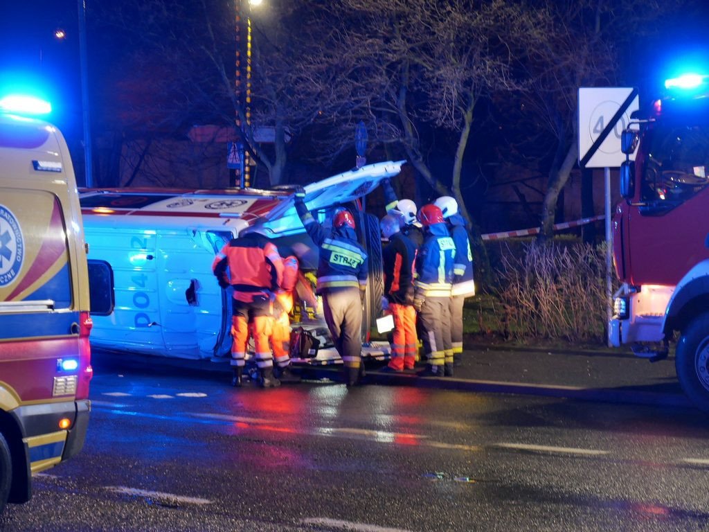zderzenie-toyoty-z-karetka-pod-szpitalem-80432