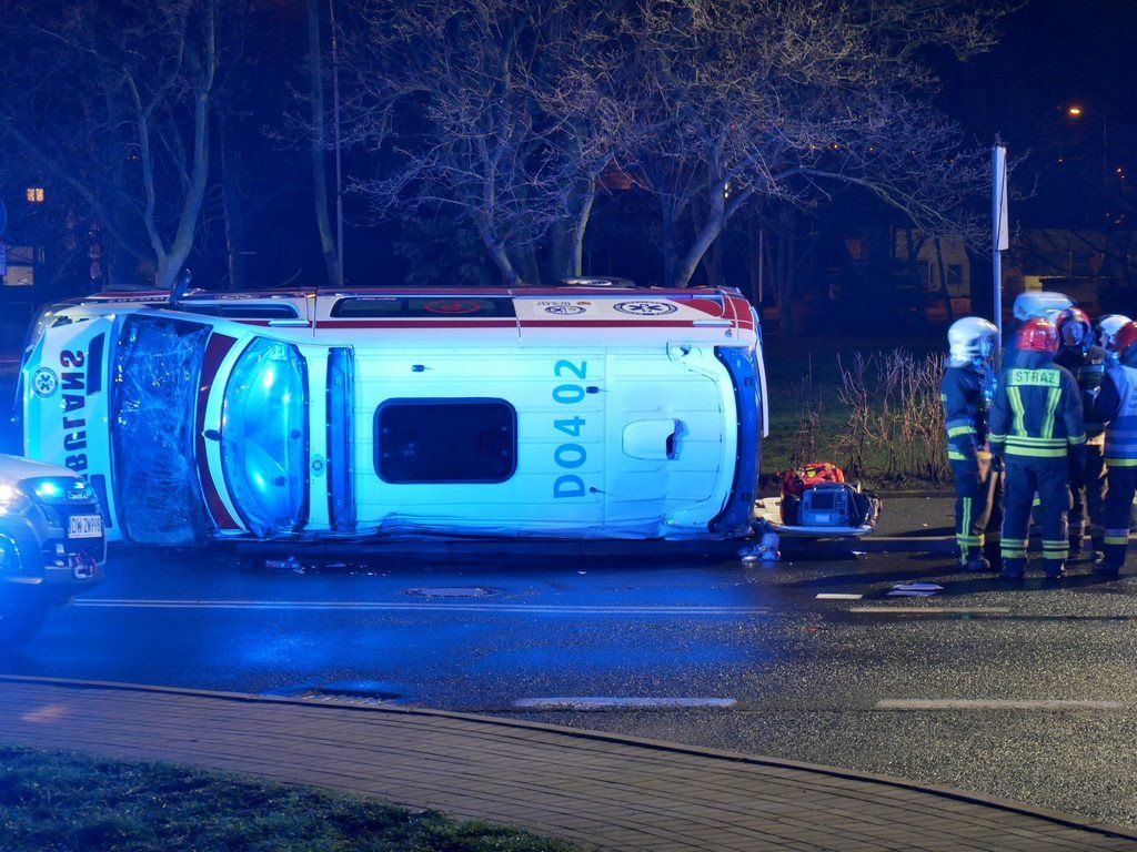 zderzenie-toyoty-z-karetka-pod-szpitalem-80432