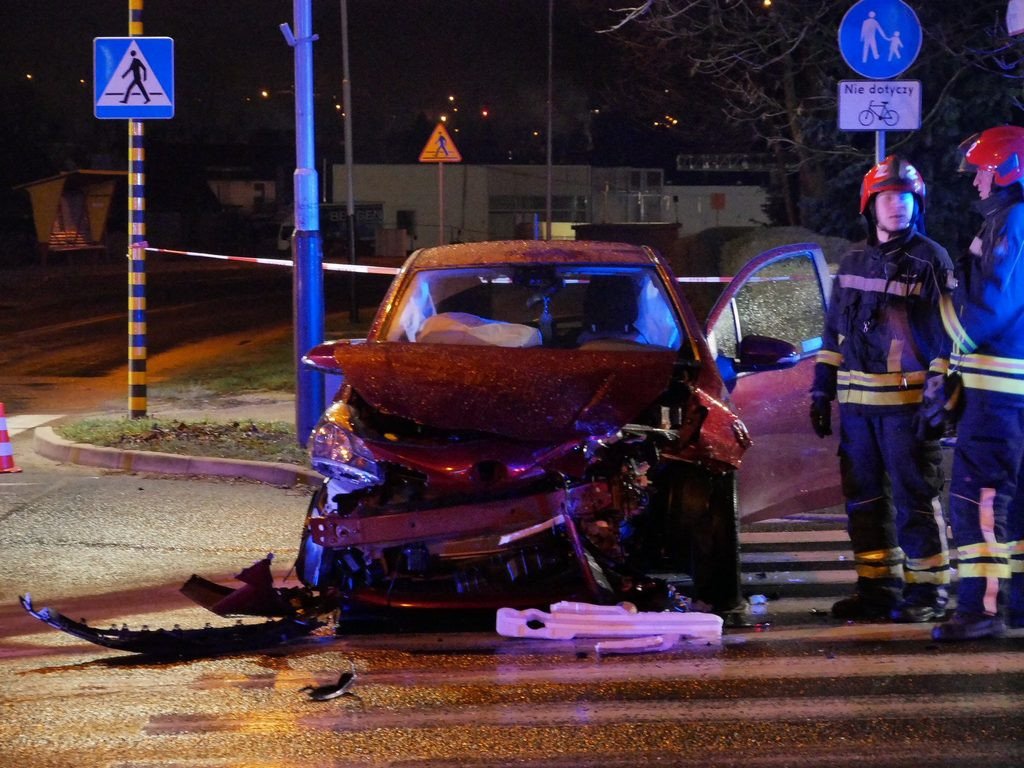 zderzenie-toyoty-z-karetka-pod-szpitalem-80432