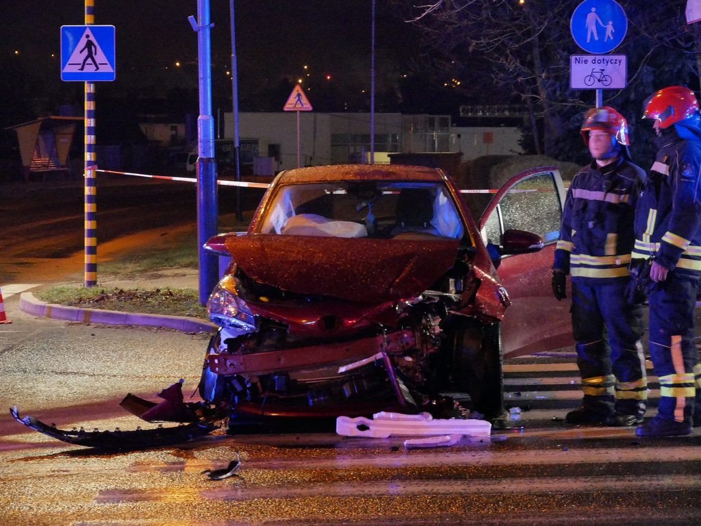 zderzenie-toyoty-z-karetka-pod-szpitalem-80432