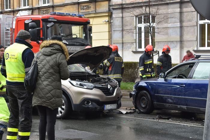 zderzenie-dwoch-aut-na-alei-wojska-polskiego-80482