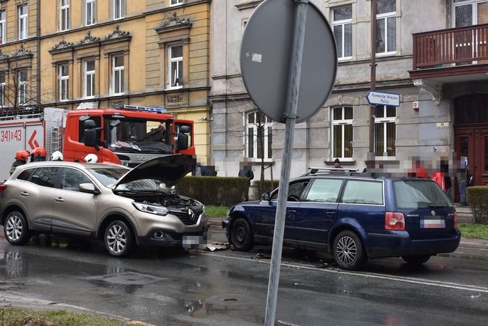 zderzenie-dwoch-aut-na-alei-wojska-polskiego-80482