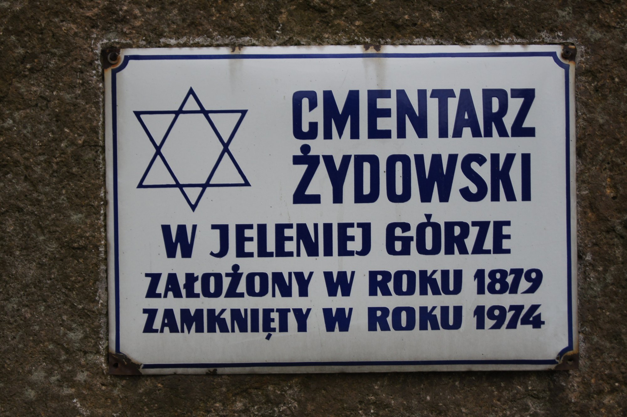 Tablica informująca o istnieniu cmentarza żydowskiego