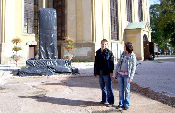 Magdzie i Łukaszowi podoba się pomysł budowy pomnika.