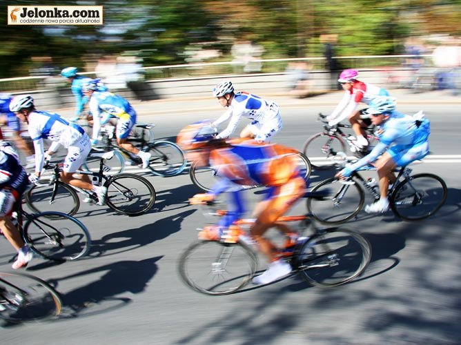Peleton śmiga wiaduktem przy ul. Wincentego Pola.