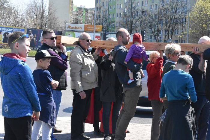 tumy-za-krzyzem-80916