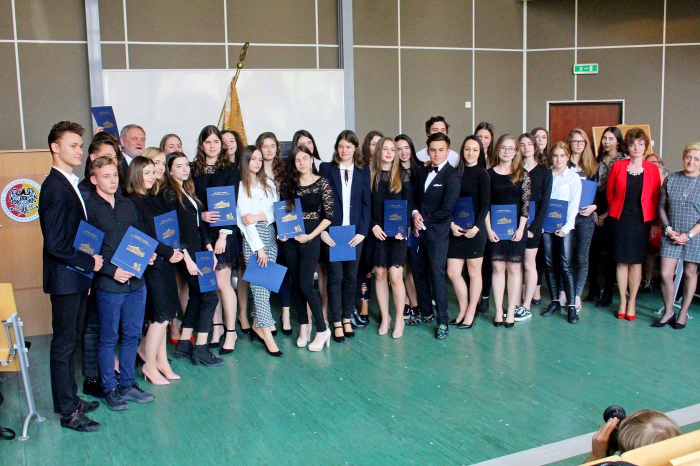 abiturienci-ze-swiadectwami-81090