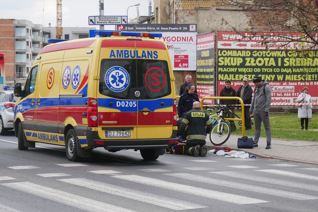 rowerzysta-wpad-pod-autobus-mzk-81180